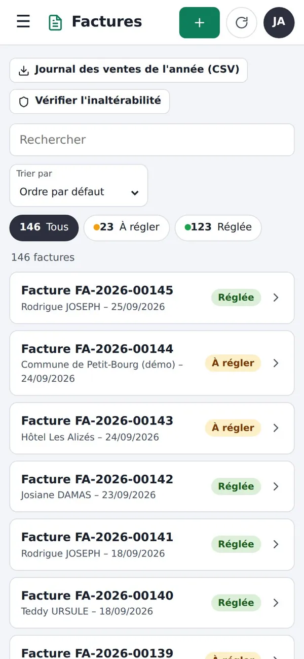 Liste des factures sur téléphone, en cartes, avec le statut en couleur