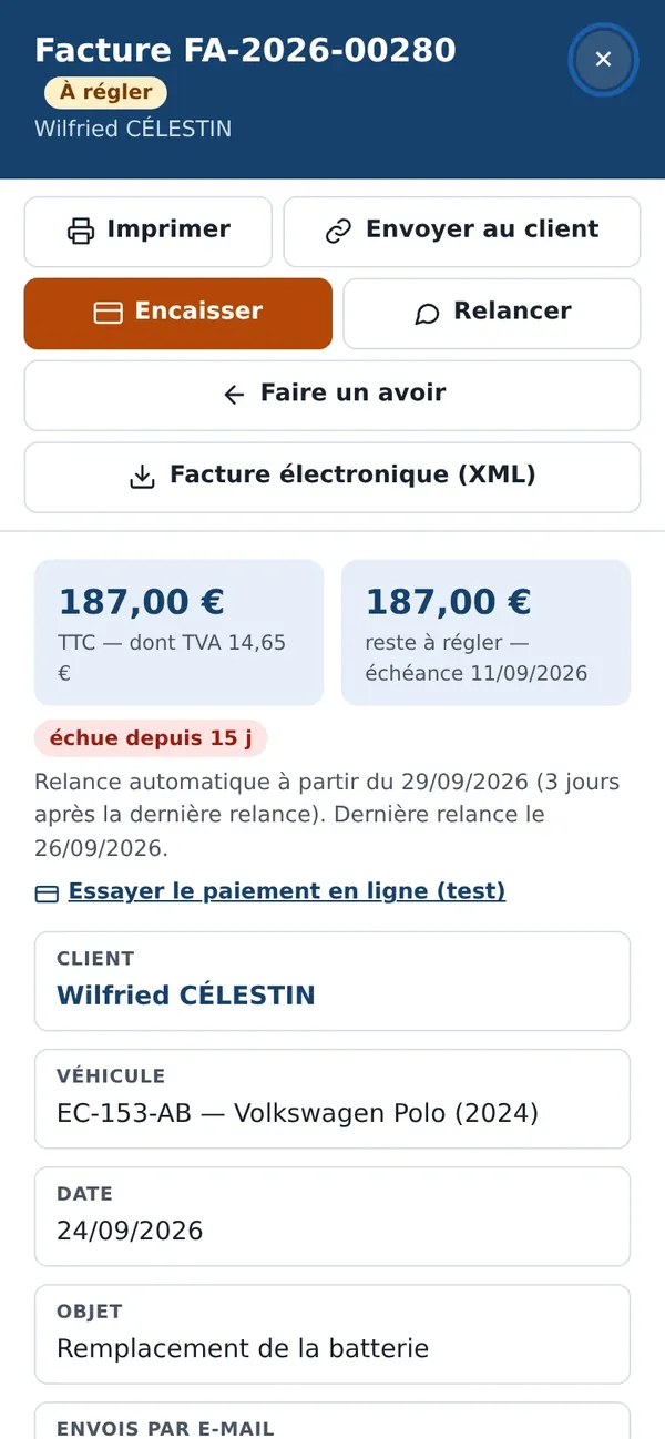 Facture sur téléphone : Imprimer, Envoyer au client, Encaisser, Relancer, Faire un avoir et Facture électronique, tous visibles, puis le montant et le reste à régler
