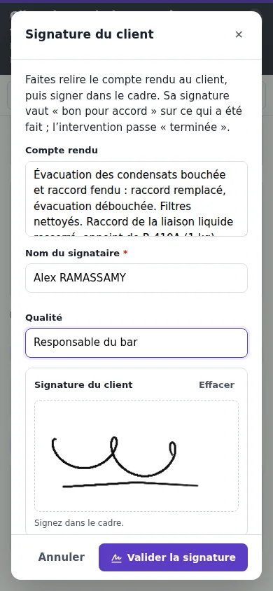 La signature du client sur le téléphone, sous le compte rendu, avec son nom et sa qualité